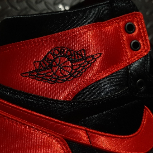 Jordan 1 Retro High OG Satin Bred (Women's) FD4810-061 size 12 - Picture 5 of 12